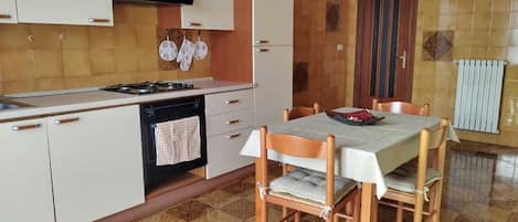 Réfrigérateur, un four, surface de cuisson, cafetiÚre-théiÚre