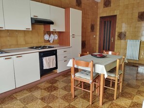 Fridge, oven, stovetop, coffee/tea maker