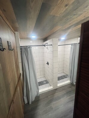 Douche, sèche-cheveux, serviettes fournies, papier toilette