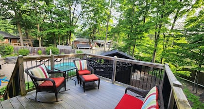 Bright, spacious 1200 sq foot apartment with Vaulted ceilings.