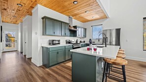 Køleskab, mikrobølgeovn, ovn, kogeplade