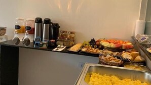بوفيه فطور مجانًا يوميًا