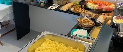 Buffet déjeuner gratuit tous les jours