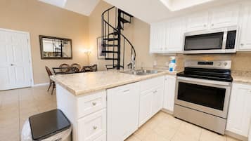 Coffee/tea maker, fridge, microwave, stovetop