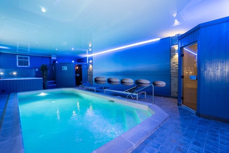 A heated pool. Chalet DOLCE VITA (2 people) ACCESS TO THE WELNESS AREA with swimming pool, jacuzzi, sauna and steam room available for an additional 2 hours, subject to availability. TO RESERVE ON SITE lagrangeaucorps.com.