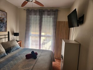 2 chambres, coffres-forts dans les chambres, fer et planche à repasser