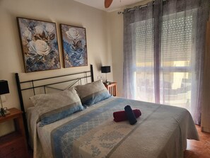 2 chambres, coffre-fort, fer et planche à repasser, lit de bébé portatif