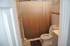 تجهيزات دش، مناشف، صابون، ورق حمّام