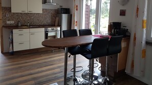 Coffee/tea maker, fridge, microwave, oven - Spreeblick vacation apartment directly on the old Spree with lots of nature and relaxation (Grünheide)