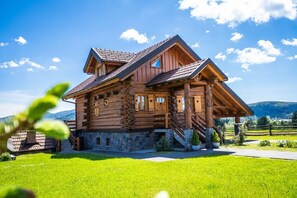 Exterior - Log Home Mountain Mama - Charming Wooden Cottage with Wellness Amenities (Ravna Gora)