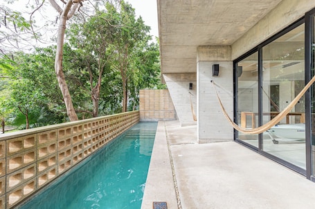 Una piscina al aire libre. Lofts with pool