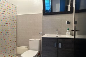 Serviettes fournies, papier toilette