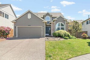 Exterior - Stylish 3 Bedroom Family Home (Beaverton)