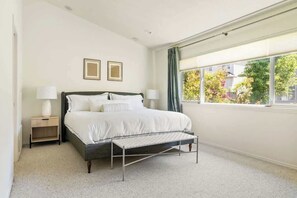 3 bedrooms, desk, iron/ironing board, travel crib - Stylish 3 Bedroom Family Home (Beaverton)