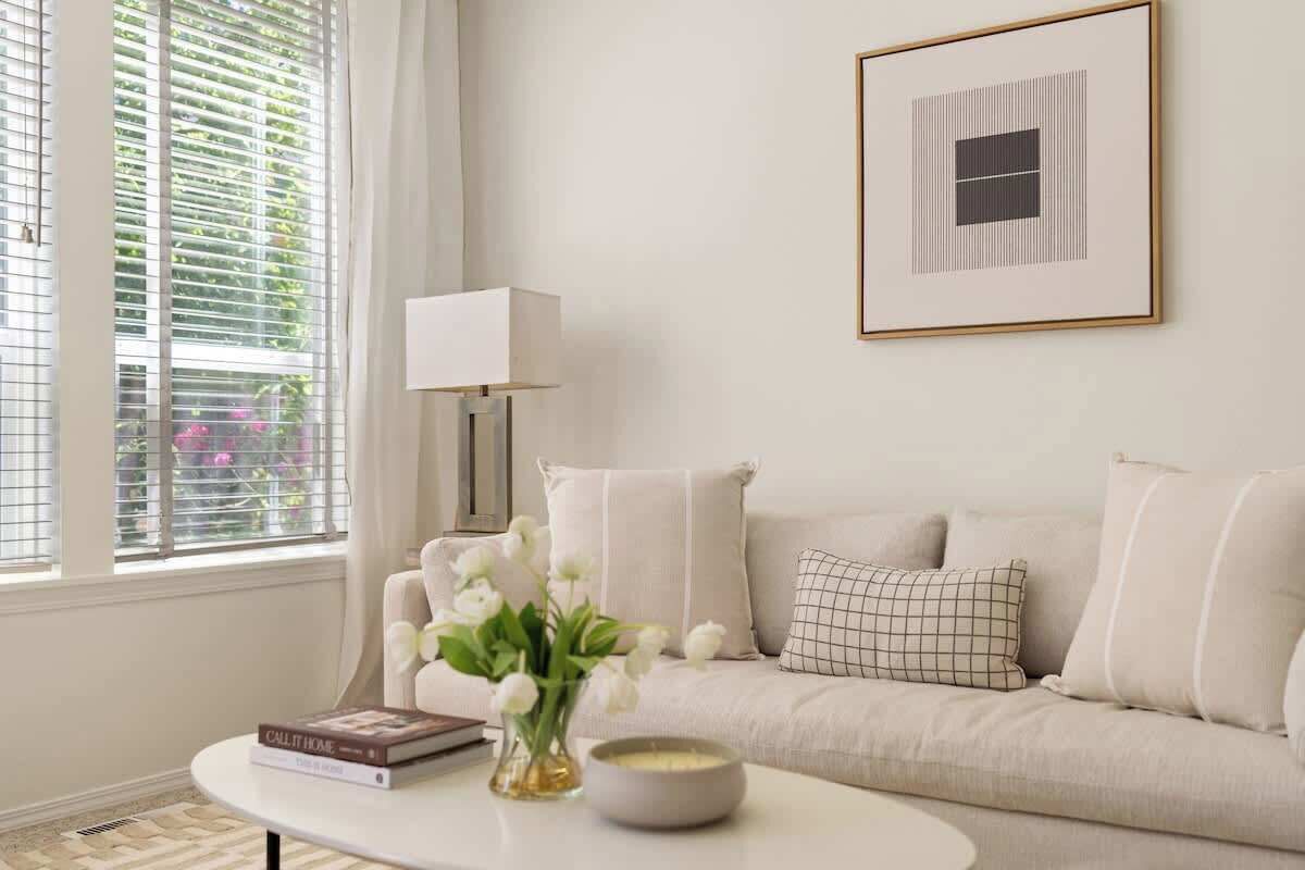 Televisión, chimenea y oficina 