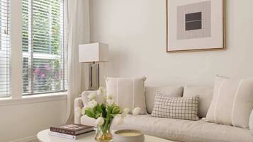 Televisión, chimenea y oficina