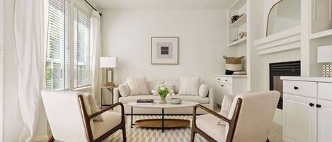 Televisión, chimenea y oficina