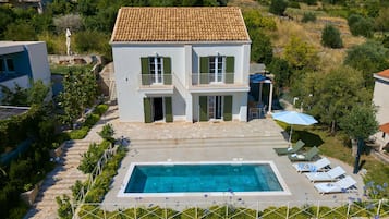 Hồ bơi ngoài trời