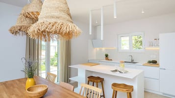 Biệt thự (4 Bedrooms) | Khu phòng khách | TV 108-cm có truyền hình cáp