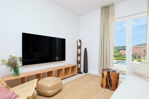 Villa (4 Bedrooms) | Ruang tamu | 108 cm televisyen dengan kabel 