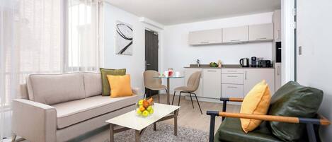 Apartment | Wohnbereich | 43-Zoll-Smart-TV mit Digitalempfang