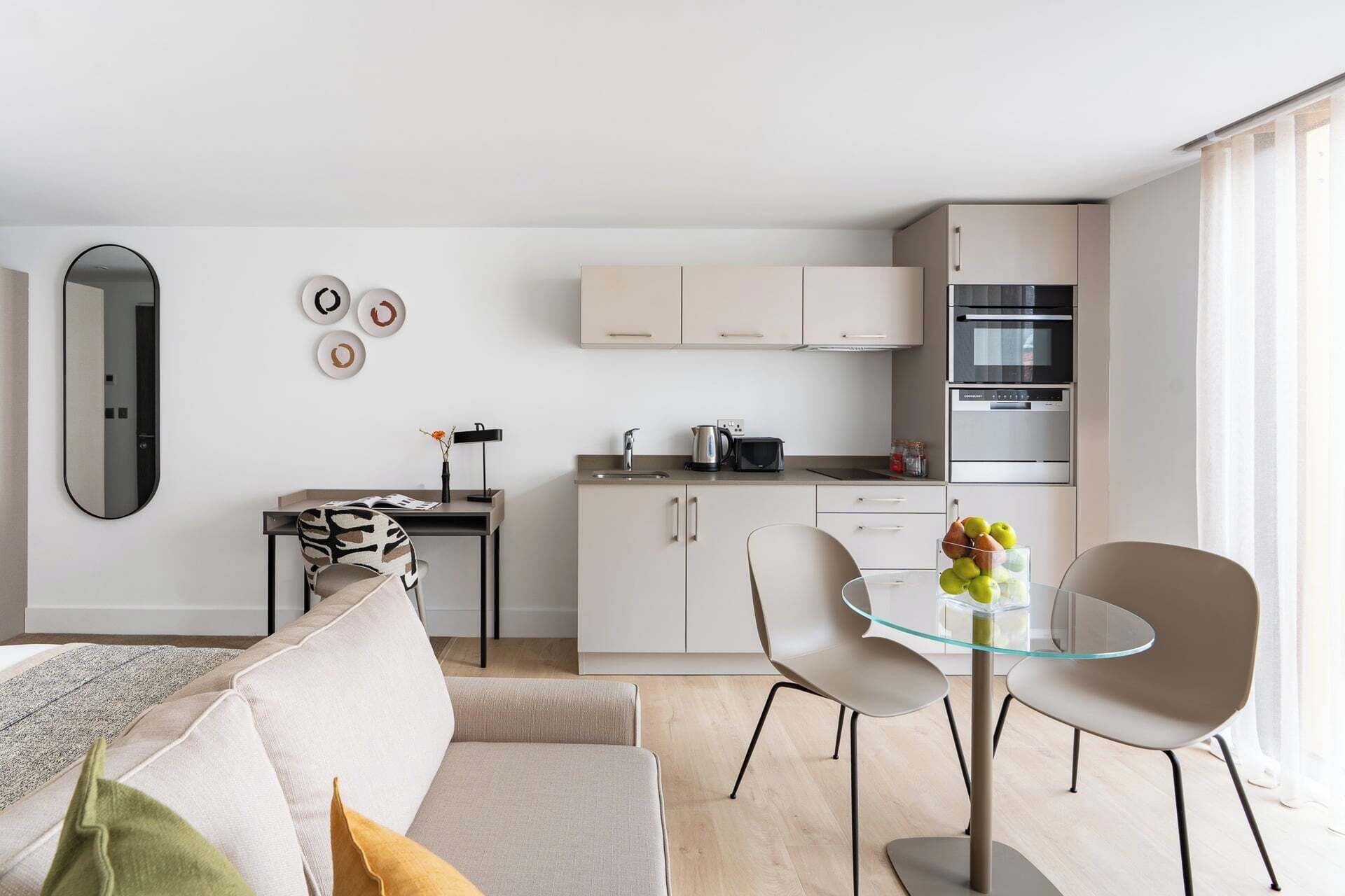 Full-sized fridge, microwave, oven, stovetop