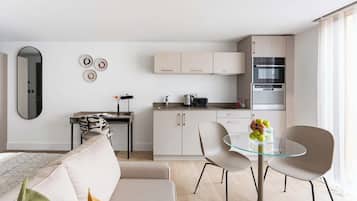 Full-sized fridge, microwave, oven, stovetop