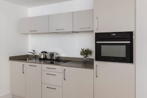 Full-sized fridge, microwave, oven, stovetop