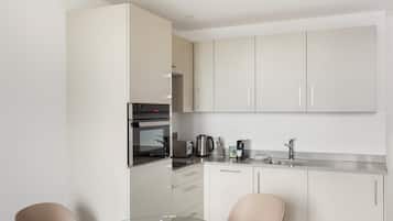 Full-sized fridge, microwave, oven, stovetop