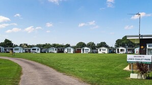 A caravan park with a sign welcoming visitors to Links Chalet Park. - Seaglass Chalet - UK47636 (Mundesley, near North Walsham)
