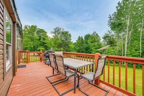 Outdoor dining - 4 Mi to Lake Francis: Peaceful Pittsburg Home (Pittsburg)