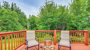 A wooden deck with two chairs and a fire pit. - 4 Mi to Lake Francis: Peaceful Pittsburg Home (Pittsburg)