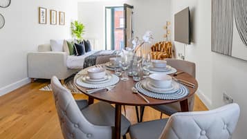 Comfort Apartment, 2 Bedrooms, Private Bathroom | In-room dining
