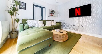 Apartamento económico, 2 habitaciones, baño privado | Zona de estar | Smart TV de 50 pulgadas con canales digitales, Netflix