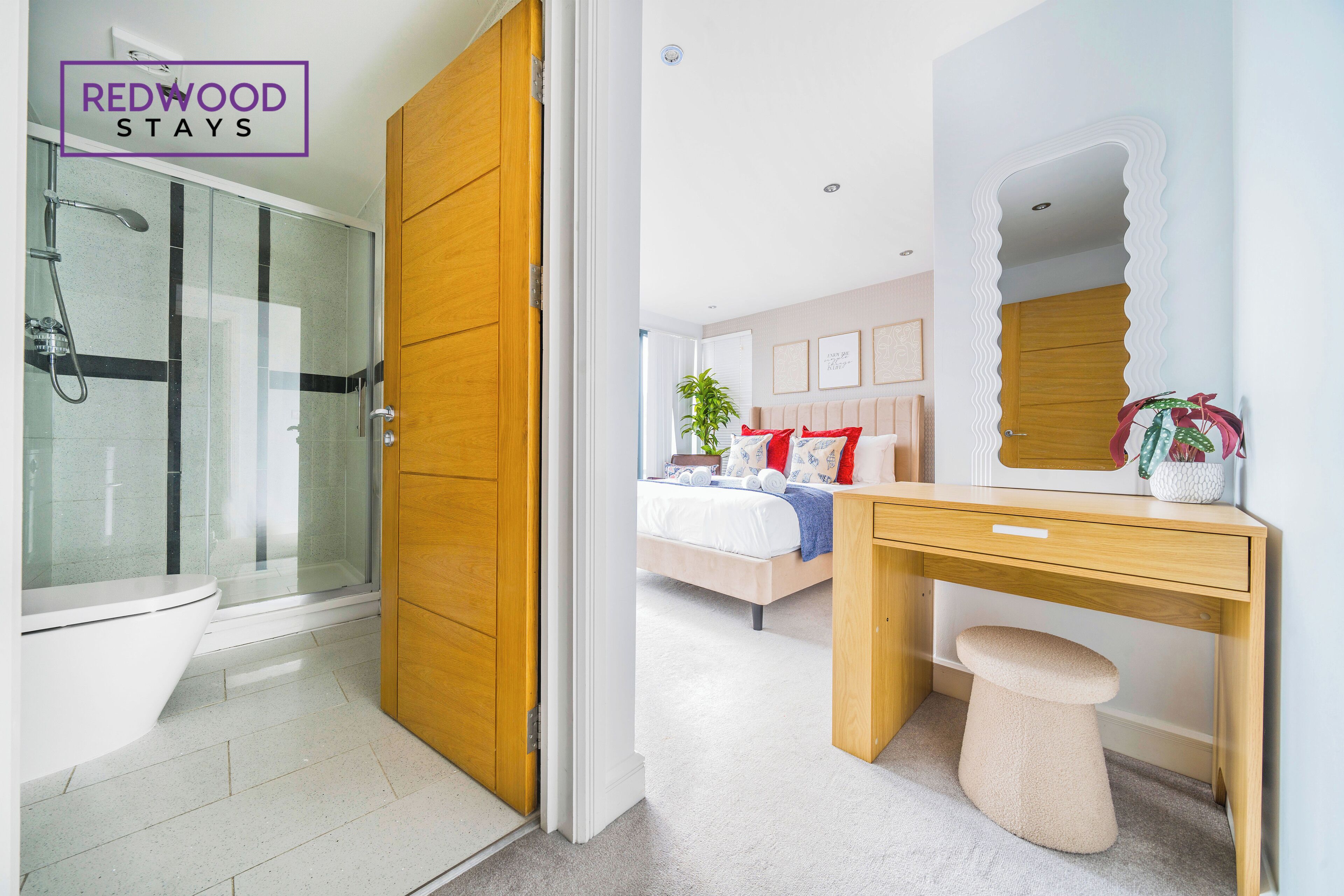 Deluxe Apartment, 2 Bedrooms, Balcony | Bathroom | Combined shower/tub, free toiletries, hair dryer, towels