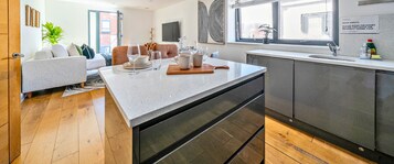 Apartamento Confort, 2 habitaciones, baño privado | Cocina privada | Frigorífico grande, microondas, horno y placa de cocina