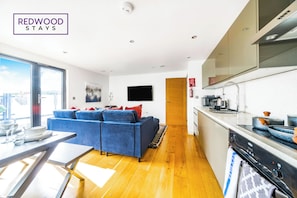 Deluxe Apartment, 2 Bedrooms, Balcony | Private kitchen