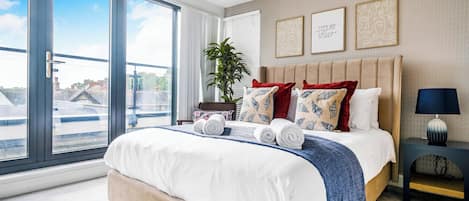 Deluxe appartement, 2 slaapkamers, balkon | 2 slaapkamers, een strijkplank/strijkijzer, gratis wifi, beddengoed