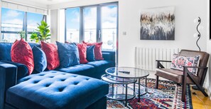 Apartamento Deluxe, 2 habitaciones, balcón | Zona de estar | Smart TV de 50 pulgadas con canales digitales, Netflix