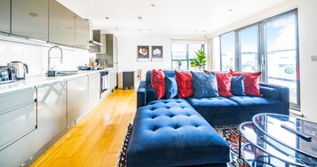 Apartamento Deluxe, 2 habitaciones, balcón | Zona de estar | Smart TV de 50 pulgadas con canales digitales, Netflix