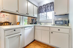 Réfrigérateur, four à micro-ondes, surface de cuisson, lave-vaisselle