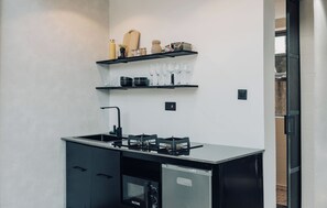 Kylskåp, mikrovågsugn, spishäll och vattenkokare