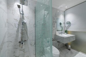 Suite estudio clásica | Baño | Ducha, cabezal de ducha tipo lluvia, zapatillas y bidé