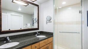 Baignoire Ă jets, sĂšche-cheveux, serviettes fournies, savon