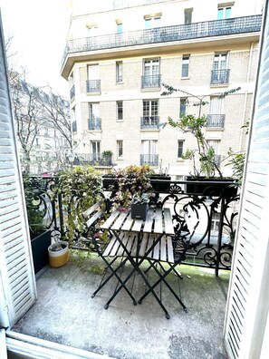 Outdoor dining - Cosy and charming apartment in Montmartre (Paris)