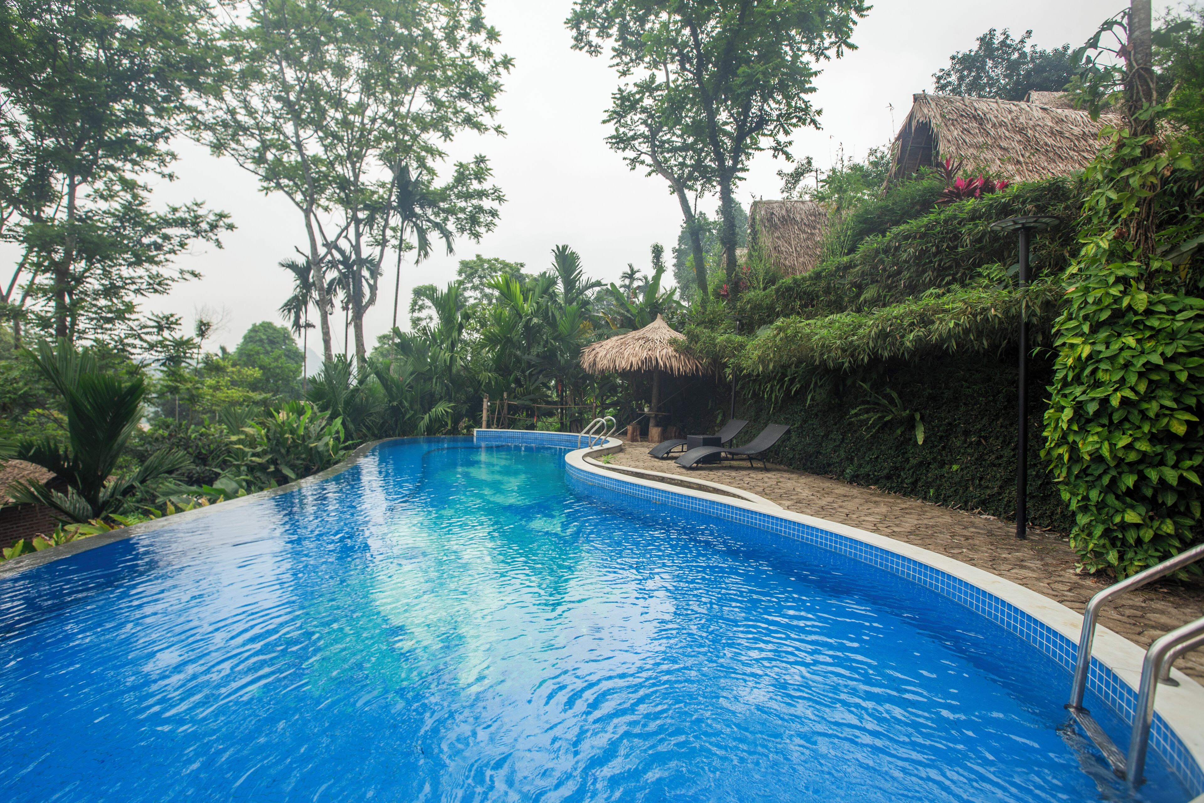 Una piscina al aire libre, tumbonas