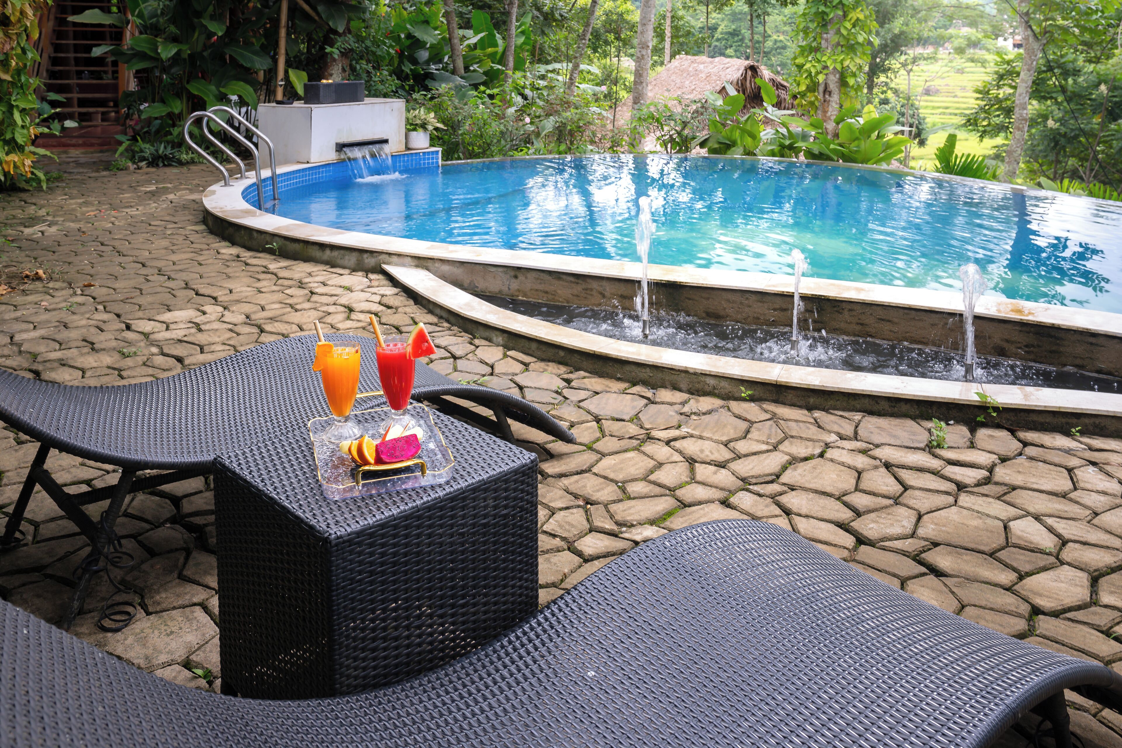 室外游泳池，日光浴躺椅