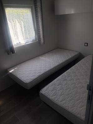 3 habitaciones, tabla de planchar con plancha, wifi y ropa de cama