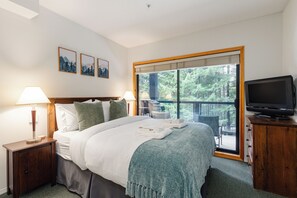2 bedrooms, free WiFi, bed sheets - Gateway to PEAK 2 PEAK sightseeing•Rooftop Hot Tub•Free Parking•Pets Allowed (Whistler)