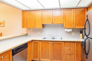 Kylskåp, mikrovågsugn, ugn och spishäll